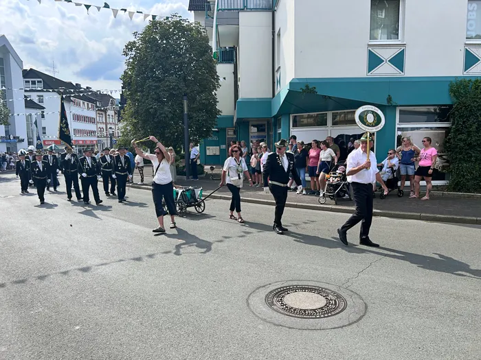 Marschierende Teilnehmer in Uniform bei einem Schützenfest-Festumzug in Eiringhausen vor Zuschauern am Straßenrand.