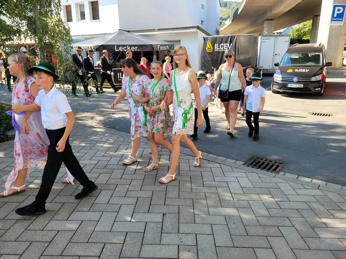 Kinder in festlicher Kleidung nehmen am Huldigungsmarsch beim Schützenfest Eiringhausen teil.