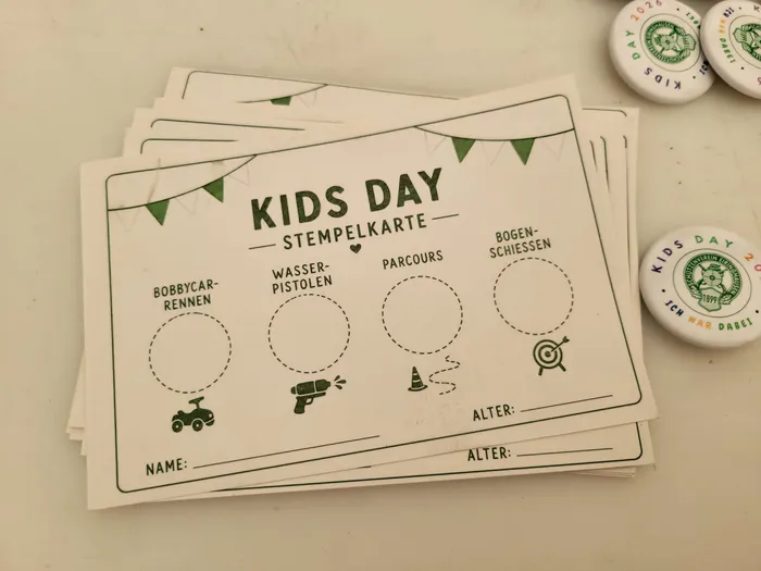 Ein Stapel weißer Stempelkarten für den „Kids Day“ mit Feldern für verschiedene Aktivitäten und einige Buttons am Rand.