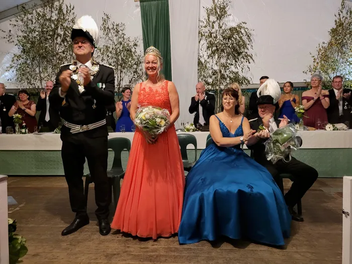Alexandra Langenberg-Kasel in einem korallenfarbenen Kleid mit Diadem und Sascha Kasel in Schützenuniform bei der Krönung des Schützenvereins Eiringhausen.