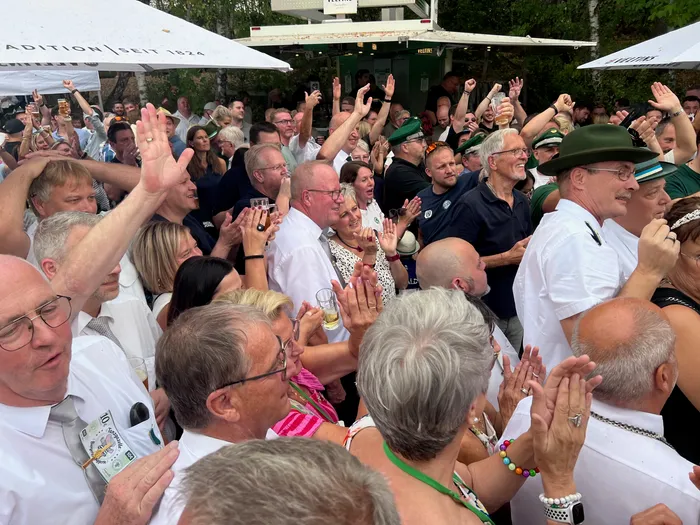 Eine jubelnde Menschenmenge klatscht und feiert beim Königsvogelschießen auf dem Schützenfest in Eiringhausen.