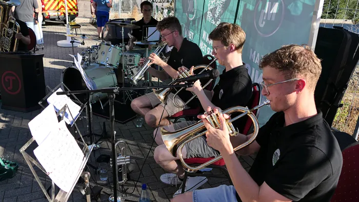 Junge Musiker spielen Blasinstrumente im Freien zur Vorbereitung auf das Schützenfest.