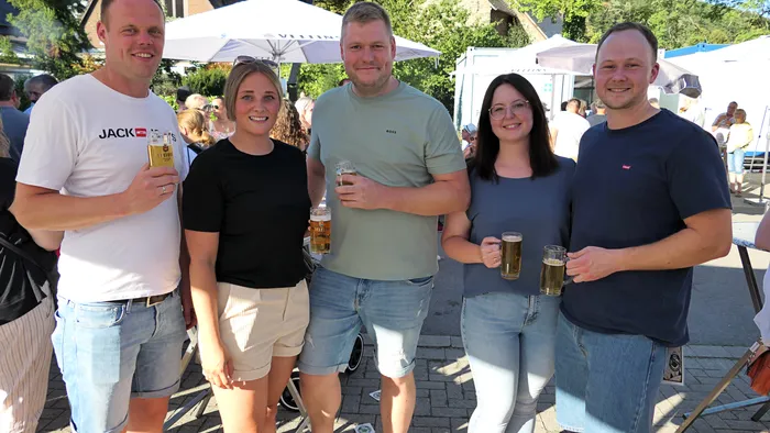 Fünf lächelnde Mitglieder der Kompanie Ohle halten Biergläser bei einem Schützenfest-Warm-up.