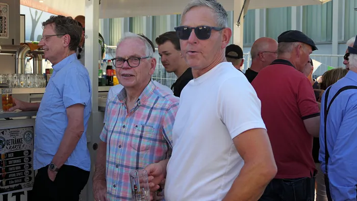Männer stehen an einem Getränkestand während eines Schützenfest-Warm-ups der Kompanie Ohle.