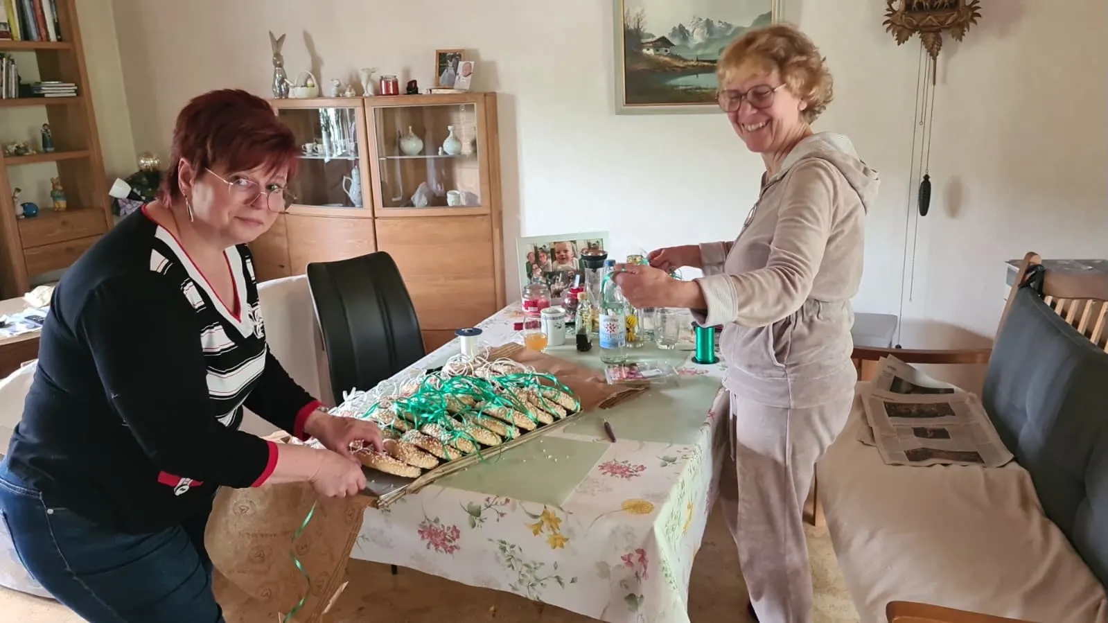 Zwei Frauen dekorieren einen Tisch mit kleinen, essbaren Geschenken, vermutlich für einen Kindergeburtstag im Rahmen des Schützenfestes.