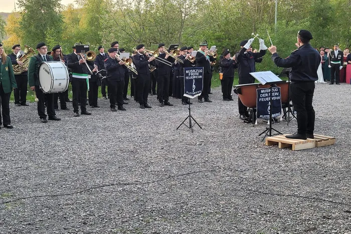 Musikzug der Freiwilligen Feuerwehr Plettenberg spielt während der Krönung beim Schützenfest in Grünetal.