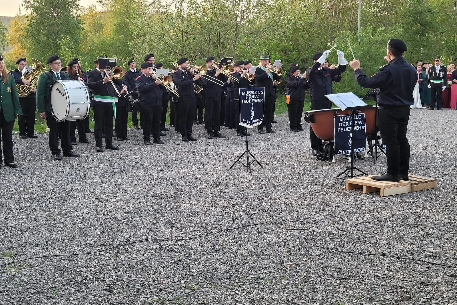 Musikzug der Freiwilligen Feuerwehr Plettenberg spielt während der Krönung beim Schützenfest in Grünetal.