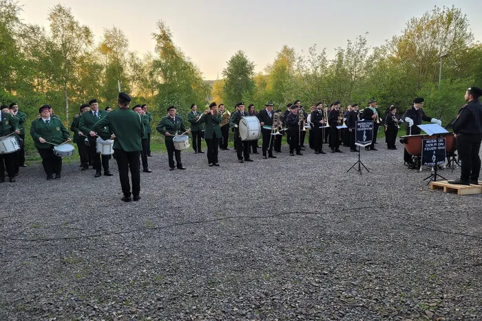 Musikzug des Schützenvereins Grünetal spielt während der Krönung und des Zapfenstreichs auf einem Festplatz.
