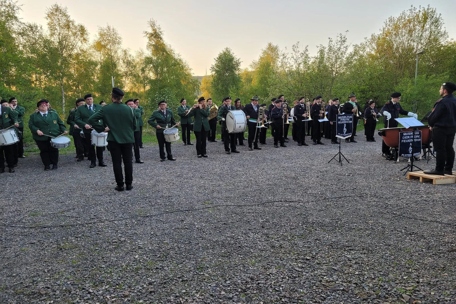 Musikzug des Schützenvereins Grünetal spielt während der Krönung und des Zapfenstreichs auf einem Festplatz.