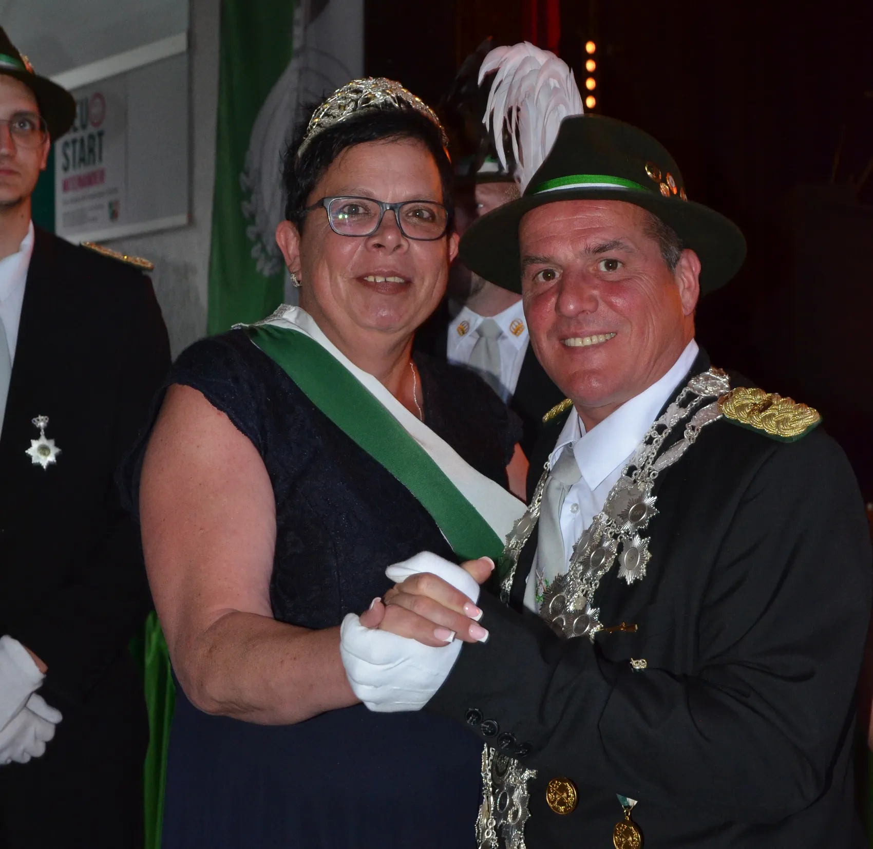 Das Schützenkönigspaar Dirk Pröstler und Nicole Seithe lächeln in festlicher Tracht. Sie tragen Orden und eine grüne Schärpe.