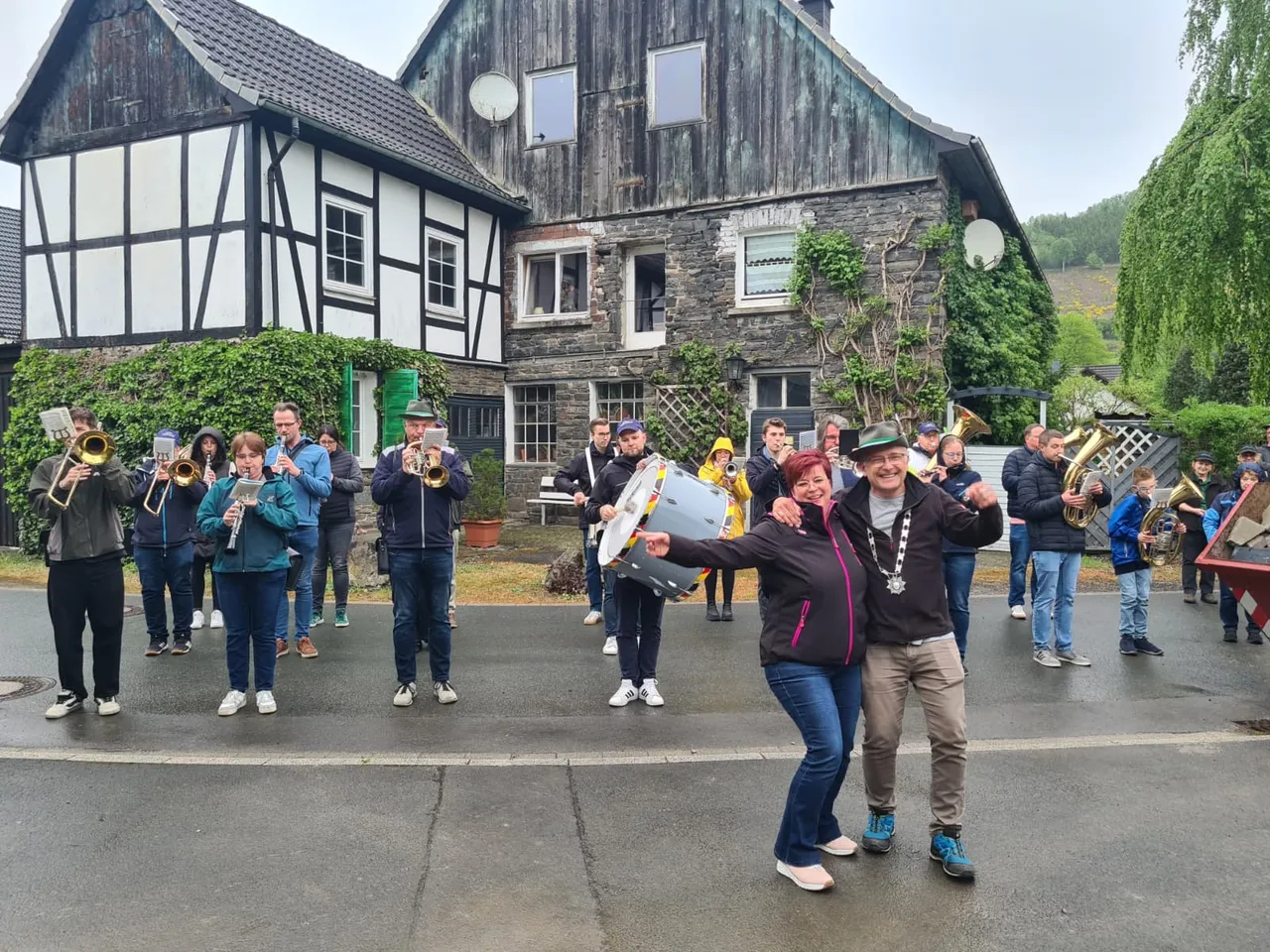 Musikzug der Freiwilligen Feuerwehr und Schützenverein Grünetal spielen vor dem Schützenkönigspaar Thomas und Rica May, die sich im Vordergrund befinden.