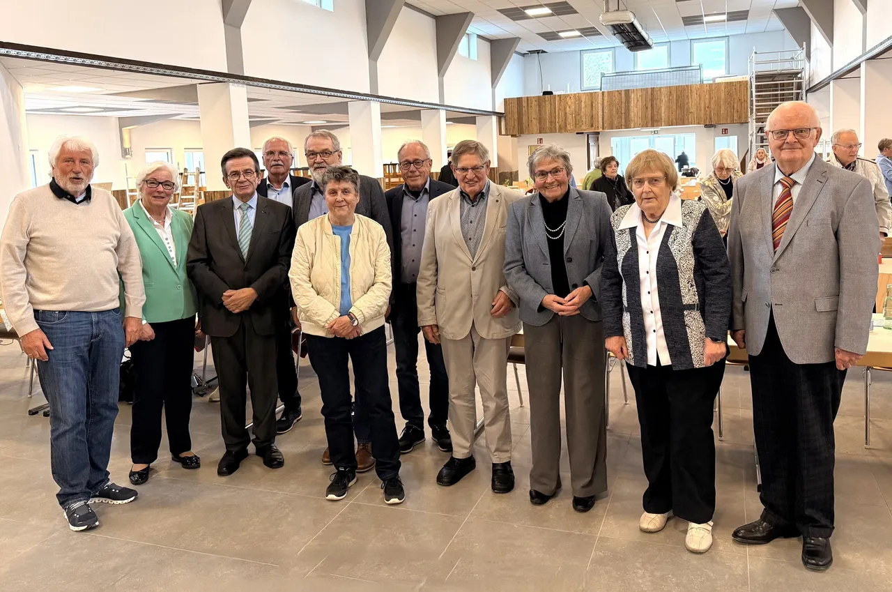 Gruppe von älteren Menschen steht in einem hellen Raum zusammen, vermutlich bei einer Versammlung der Senioren-Union. Im Zentrum stehen die Kreisvorsitzenden und stellvertretenden Vorsitzenden.