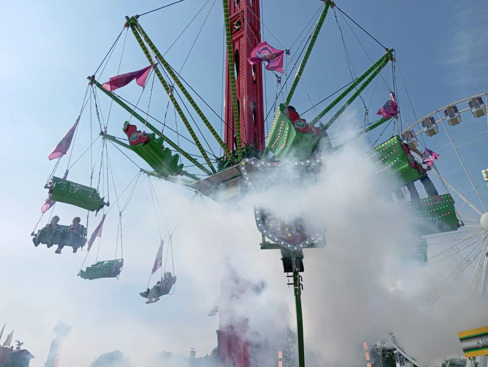 Ein Karussell namens „SkySwing“ mit schwingenden Gondeln und Dampf, der aus den Düsen aufsteigt, steht auf der Kirmes.