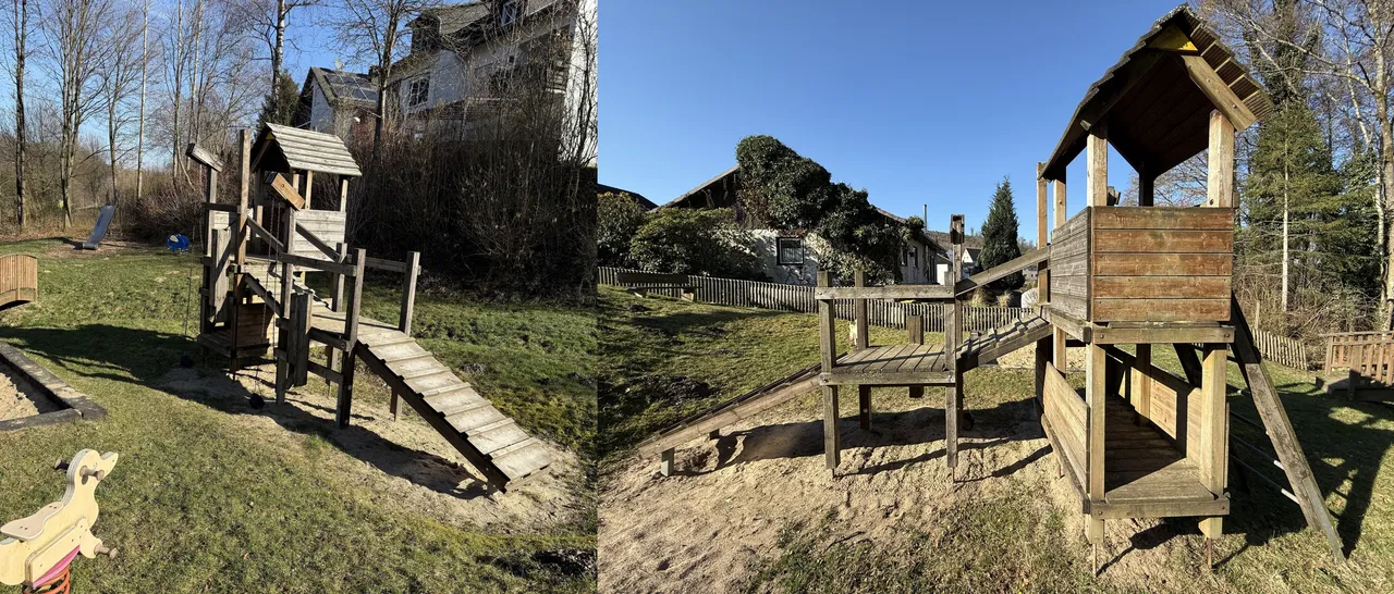 Ein mehrstöckiges Holzspielgerät mit Turm, Dach und Rampen auf einer Sandfläche.