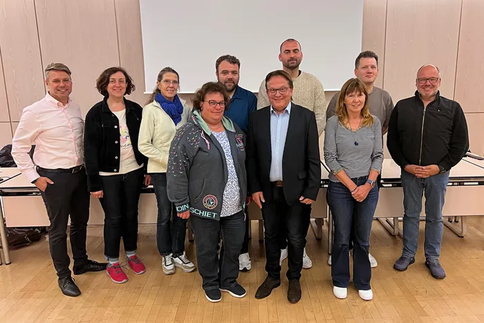 Zehn Mitglieder des Übergangsvorstands des Stadtmarketings Plettenberg posieren für ein Gruppenfoto.