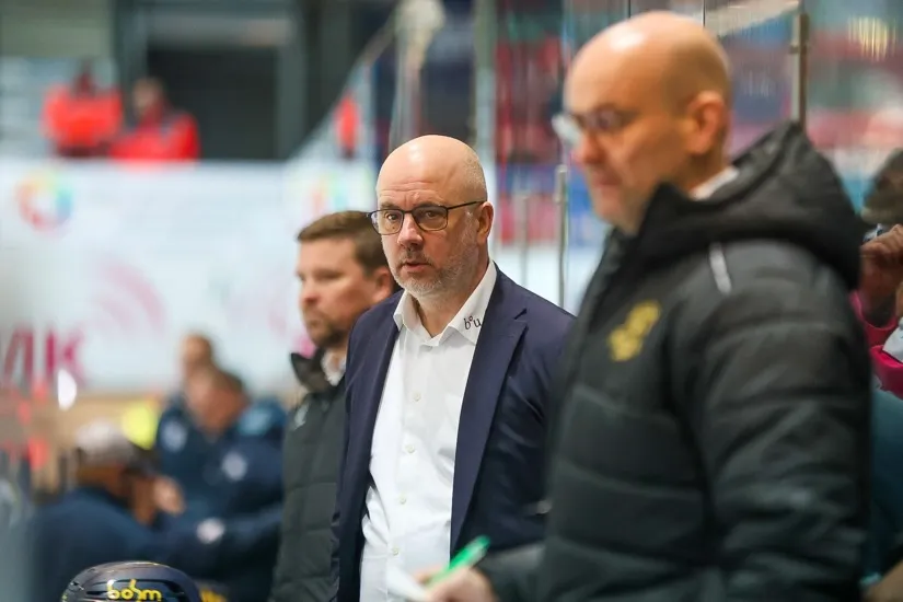 Stefan Nyman, Trainer der Roosters, mit Janne Kujala und Tony Zabel an der Bande während eines Eishockeyspiels.