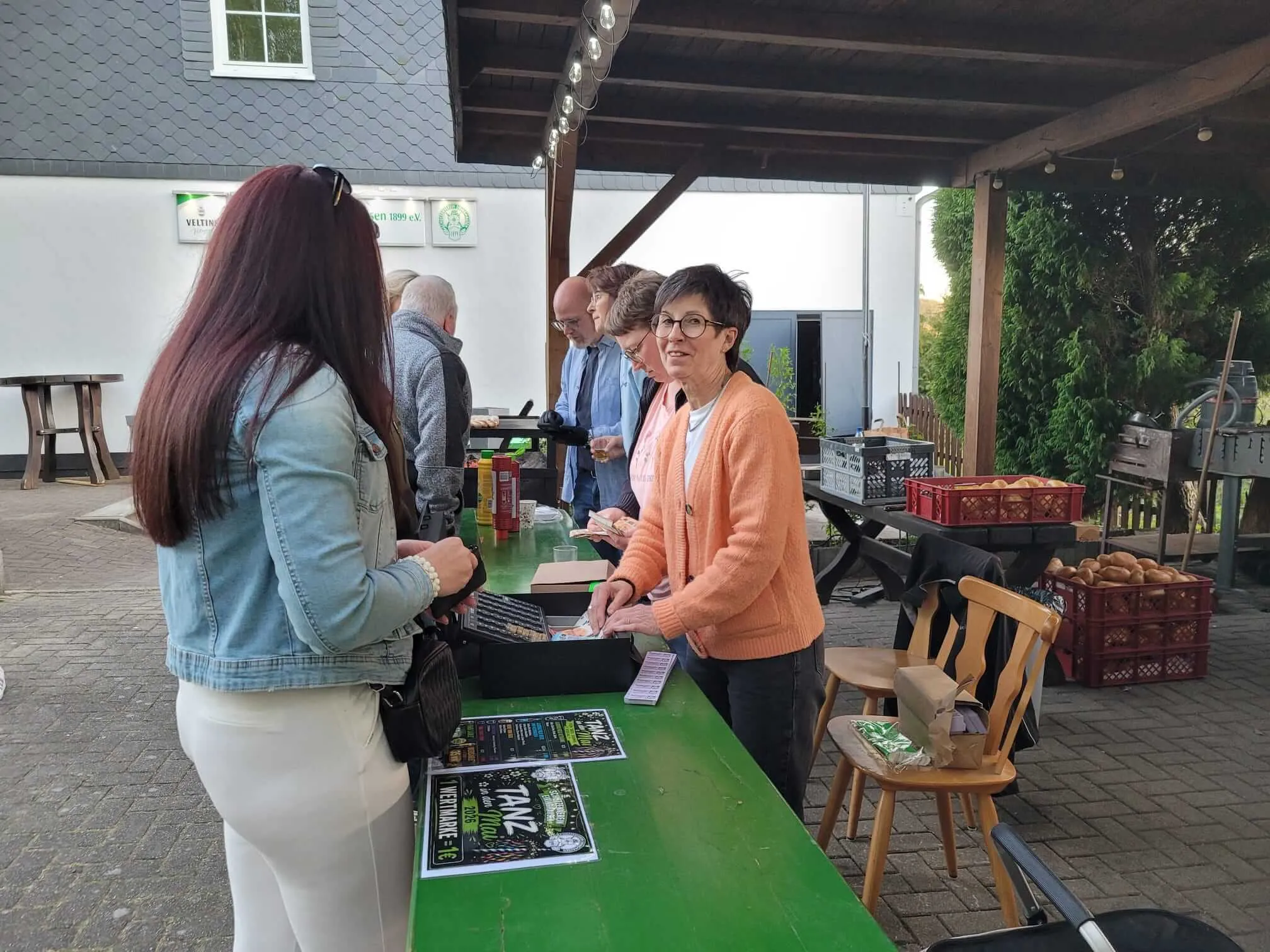 Menschen stehen an einem Tisch mit Infomaterial und diskutieren auf dem Maifest des Schützenvereins Eiringhausen.