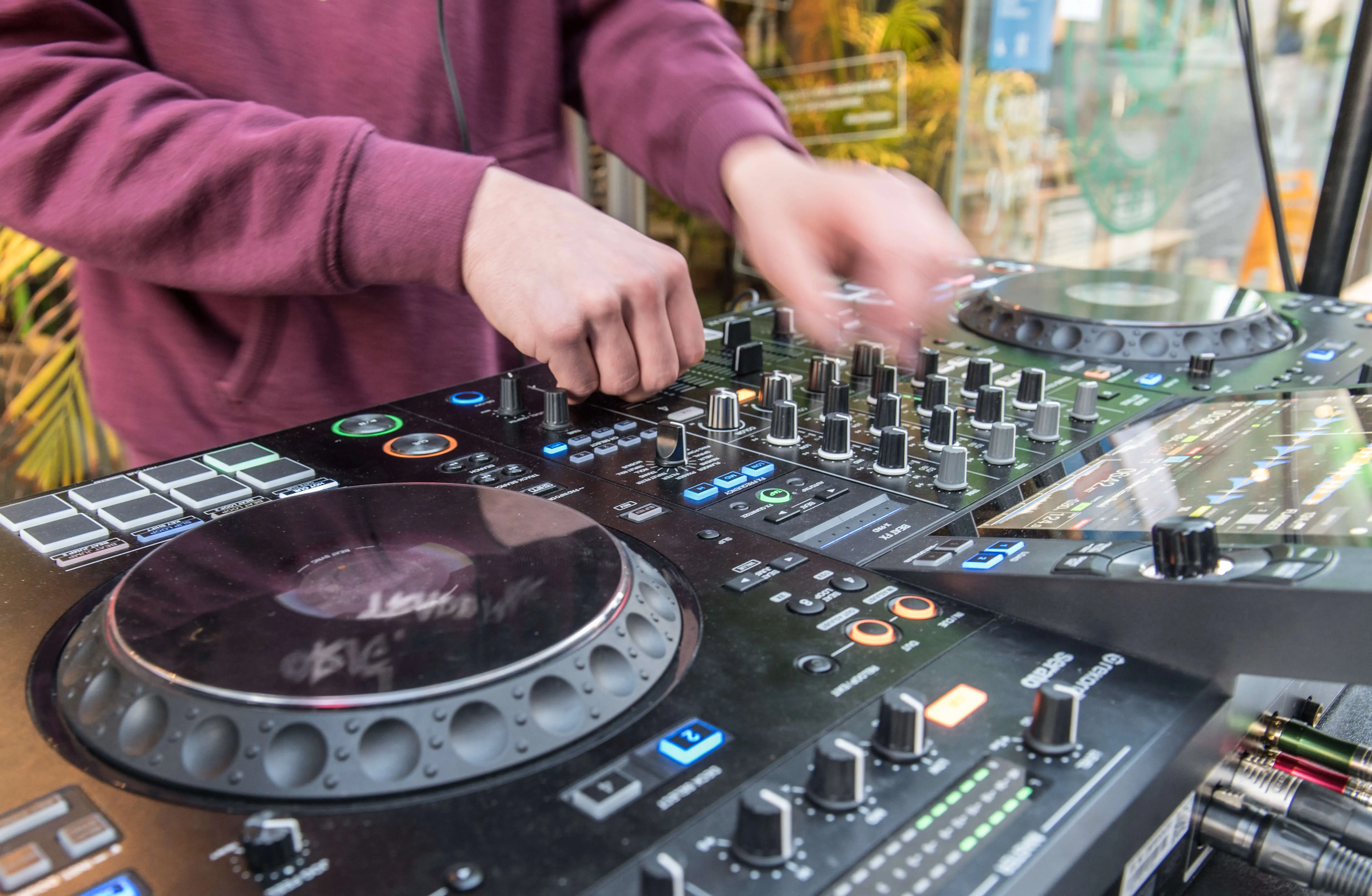 DJ bedient Mischpult mit zwei Plattenspielern während der Thekentour 2026 in Lüdenscheid.