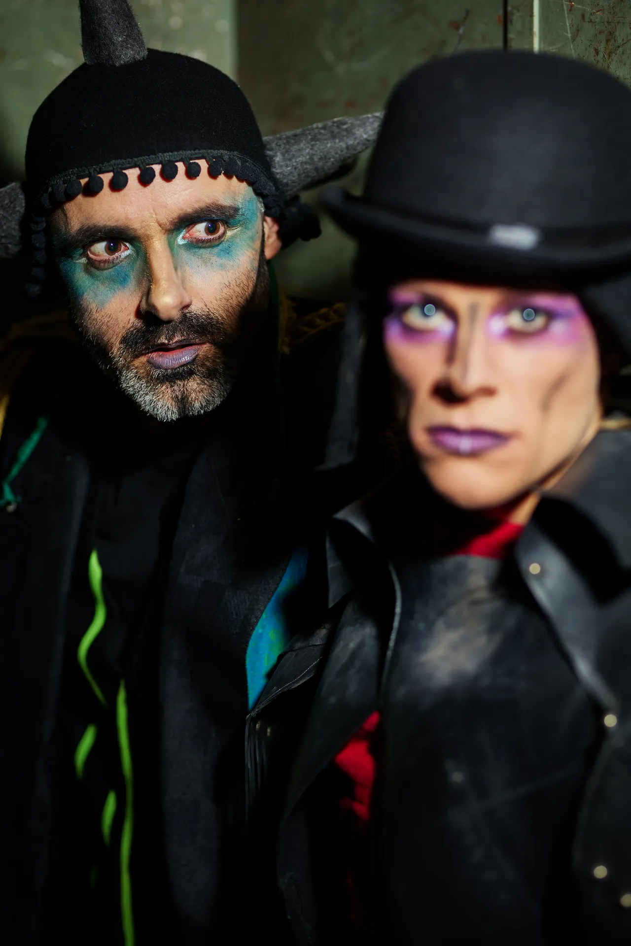 Zwei Personen in theatralischen Kostümen und auffälligem Make-up für das Theaterstück „Till Eulenspiegel“.
