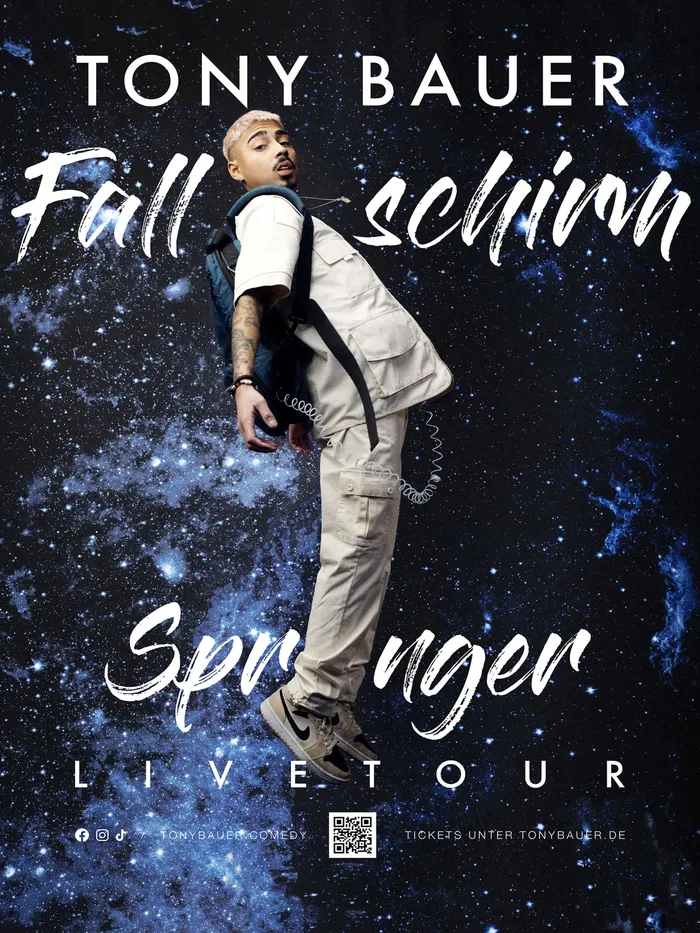 Tony Bauer posiert mit einem Rucksack vor einem Sternenhimmel auf einem Tour-Poster für seine Show „Fallschirmspringer“.