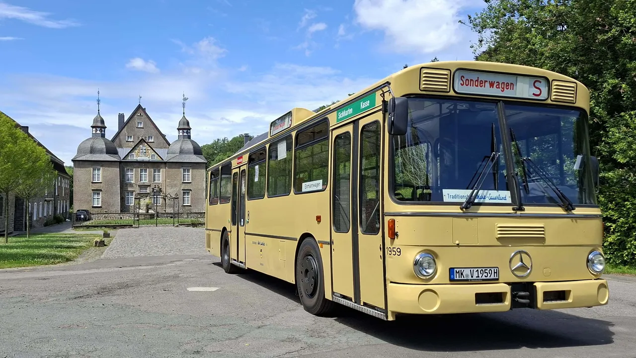 Gelber Mercedes-Bus mit dem Hinweis „Sonderwagen“ steht vor einem mittelalterlichen Schloss.