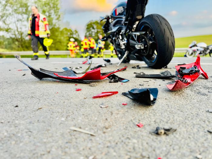 Heli fliegt schwerverletzten Motorradfahrer von der B229 ins ...