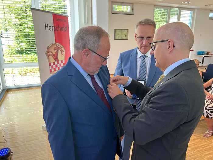Wolfgang Vöpel erhält in Herscheid das Bundesverdienstkreuz am Bande während einer feierlichen Verleihung.