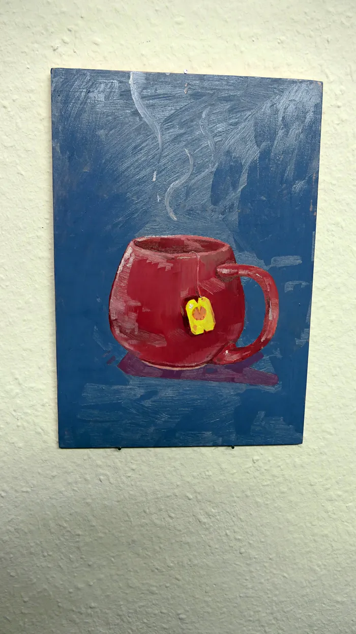Gemälde einer roten Tasse mit aufsteigendem Dampf und einem gelben Teebeutel-Etikett vor blauem Hintergrund.