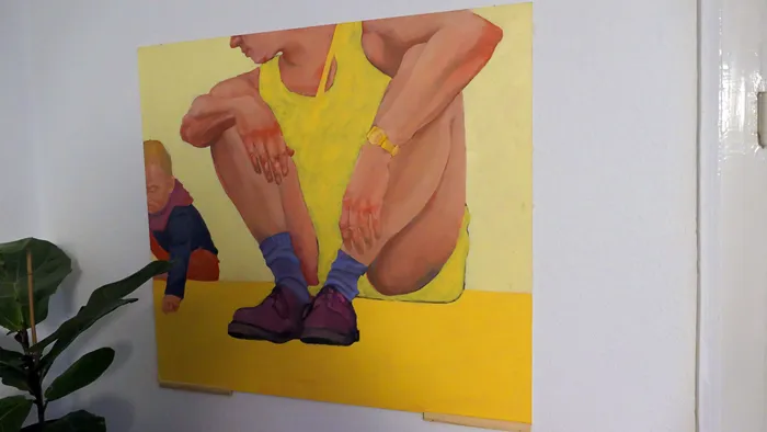 Gemälde einer sitzenden Person in einem gelben Tanktop und lila Socken, im Hintergrund ist ein Kind zu sehen.