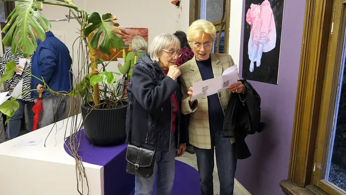 Anja Herzog und Helena Zubler betrachten gemeinsam ein Papier während der Vernissage ihrer Ausstellung.