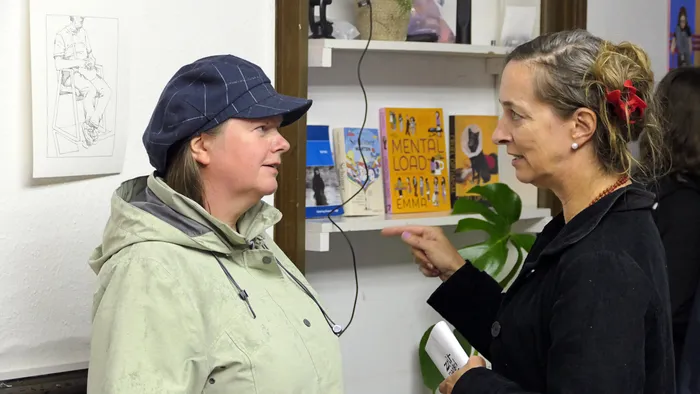 Anja Herzog und Helena Zubler im Gespräch während ihrer Ausstellung „Zeitmangelwesen“.