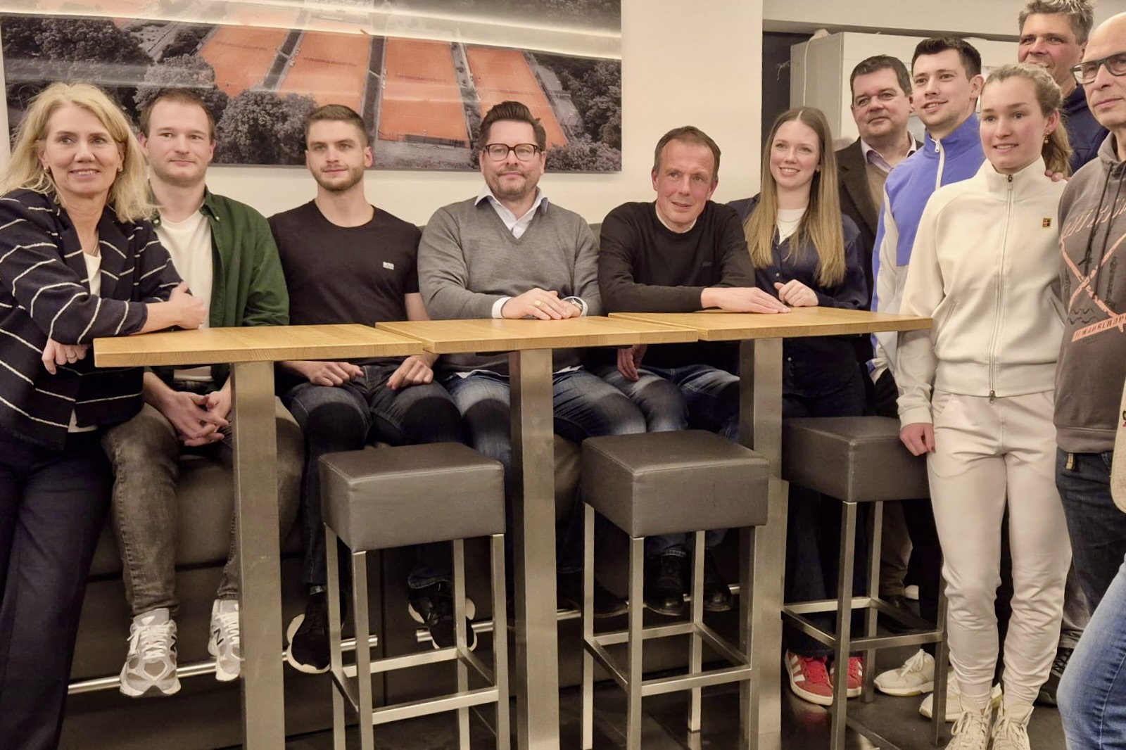 Gruppe von neun Personen posiert im Clubhaus des TC Halver, einige sitzen an einer Theke, andere stehen dahinter.