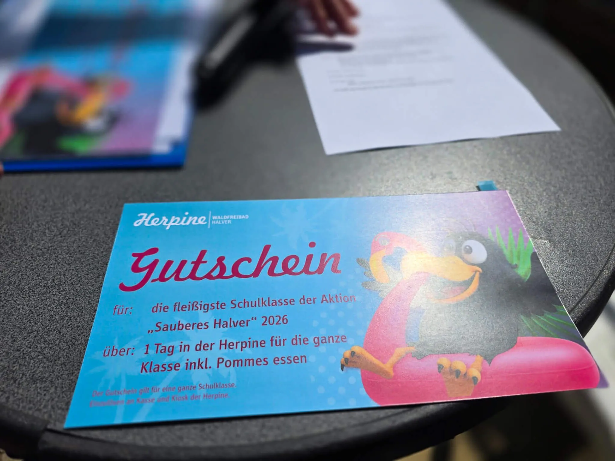 Gutschein für die fleißigste Schulklasse der Aktion „Sauberes Halver“ 2026, der einen Tag in der Herpine inklusive Pommes frites beinhaltet.