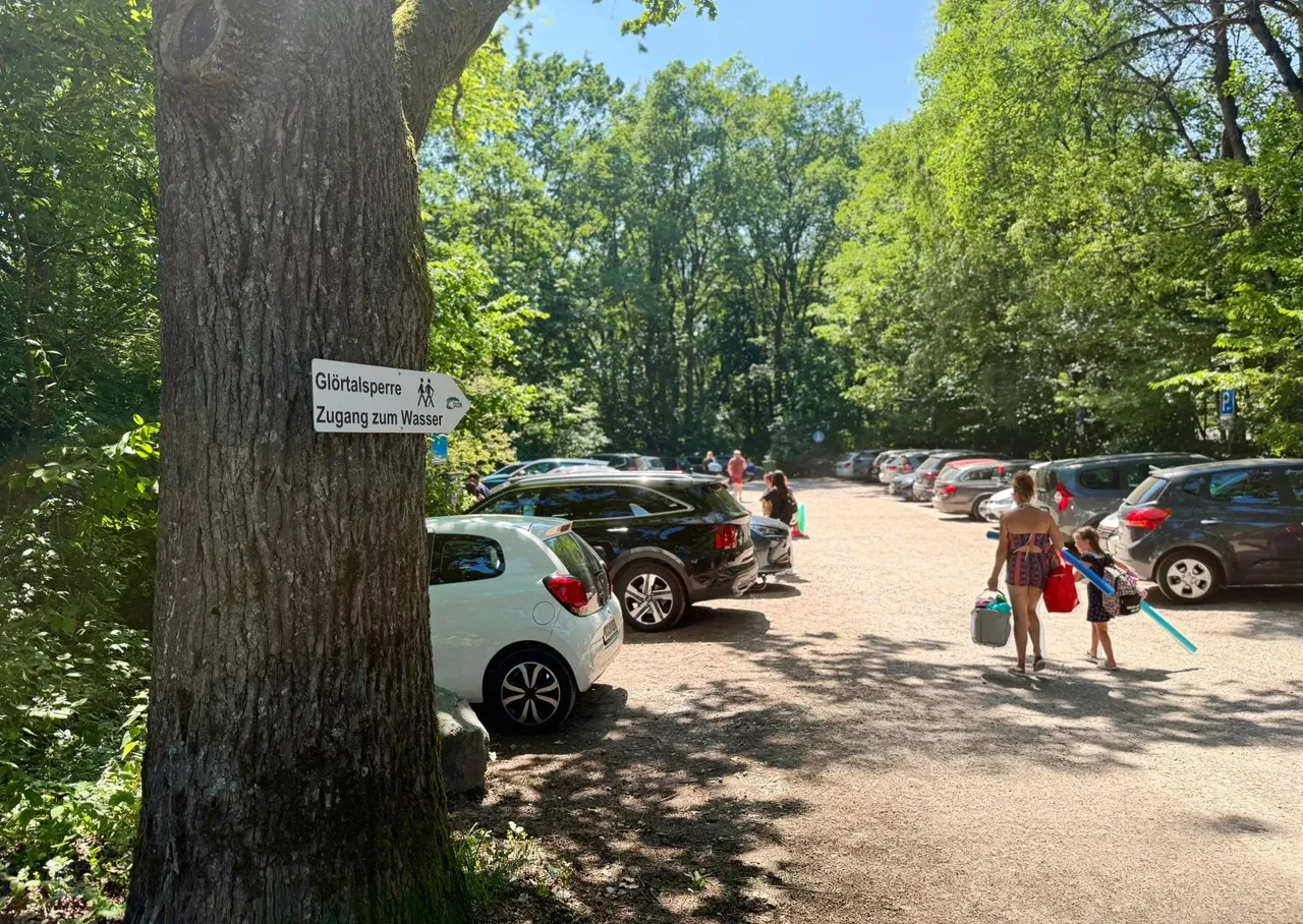 Ein Schild an einem Baum weist auf die 