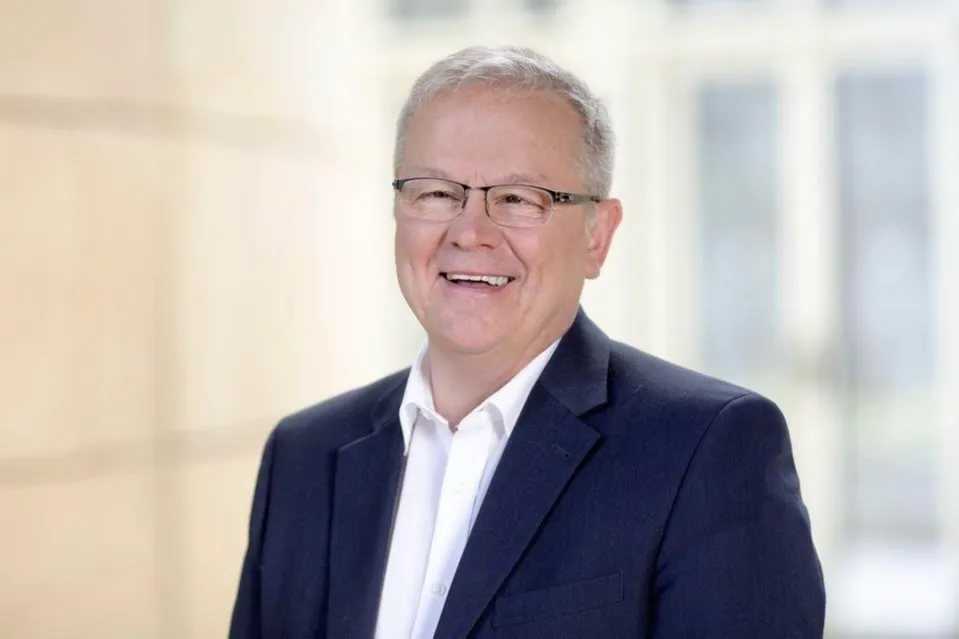 Porträt von Wolfgang Jörg, SPD-Landtagsabgeordneter für Hagen I, mit freundlichem Lächeln und Brille.
