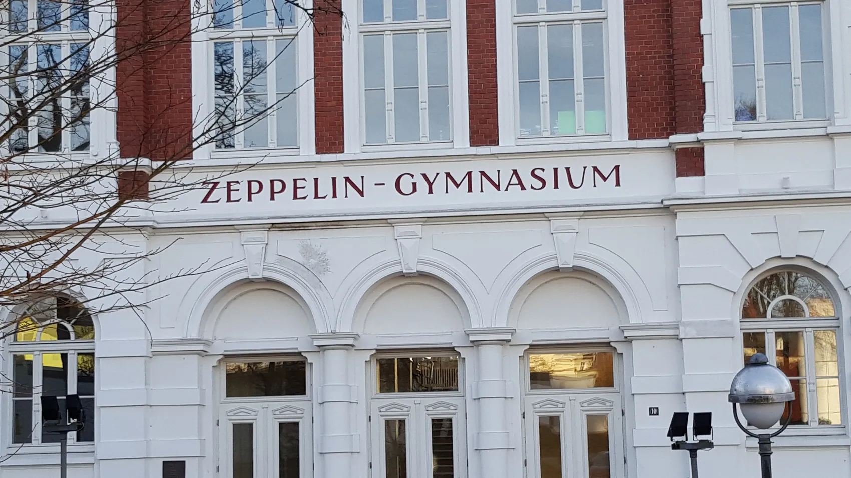 Das Gebäude des Zeppelin-Gymnasiums mit dem Schriftzug über dem Eingangsbereich. Das Gymnasium hat noch keinen Glasfaseranschluss.