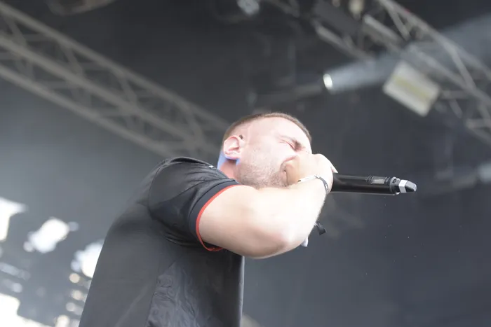 Ein Mann singt in ein Mikrofon auf der Collabo Stage beim Bautz 2026.
