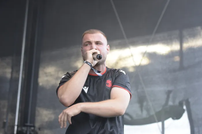 Ein Mann singt in ein Mikrofon auf der Collabo Stage beim Bautz 2026.