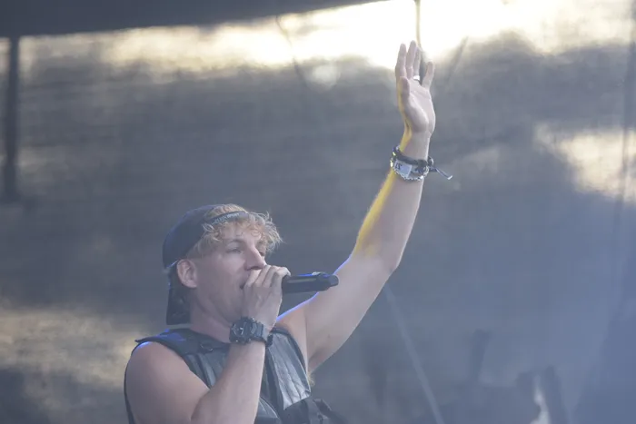 Junior Carl singt in ein Mikrofon und hebt eine Hand in die Luft auf der Bautz 2026 Stage.