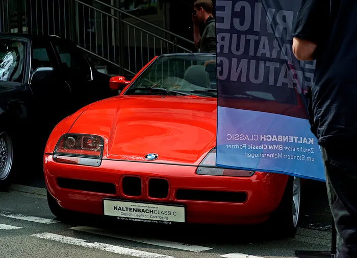Roter BMW Z3 steht vor einem Banner mit der Aufschrift „Kaltenbach Classic“ auf einem Stadtplatz.