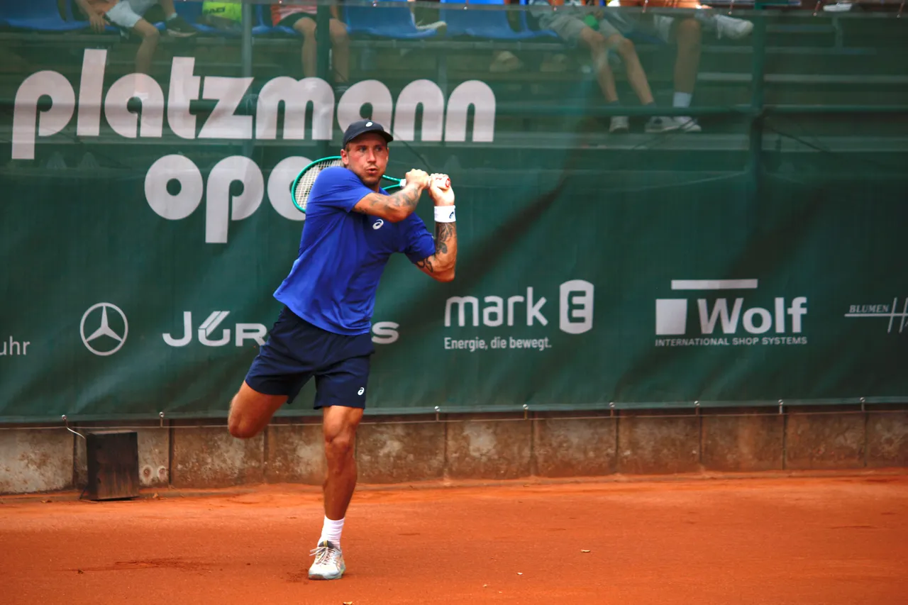 Der Tennisspieler Alex Molcan führt einen Schlag auf einem Sandplatz während der Platzmann Open aus.