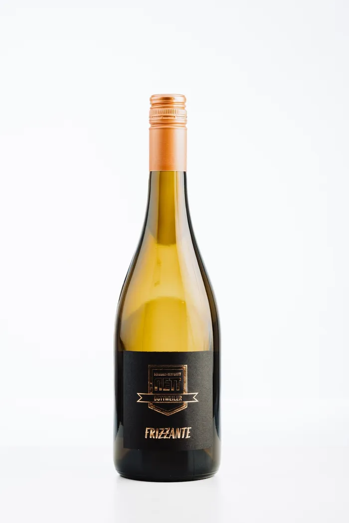 Flasche Schellscheidt Frizzante mit goldfarbenem Inhalt und braunem Etikett.