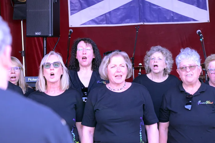 Chor „Femme Vokal“ singt auf der Bühne des I-Rock Festivals in Plettenberg. Die sechs Frauen in schwarzen T-Shirts singen mit geöffneten Mündern und voller Inbrunst.