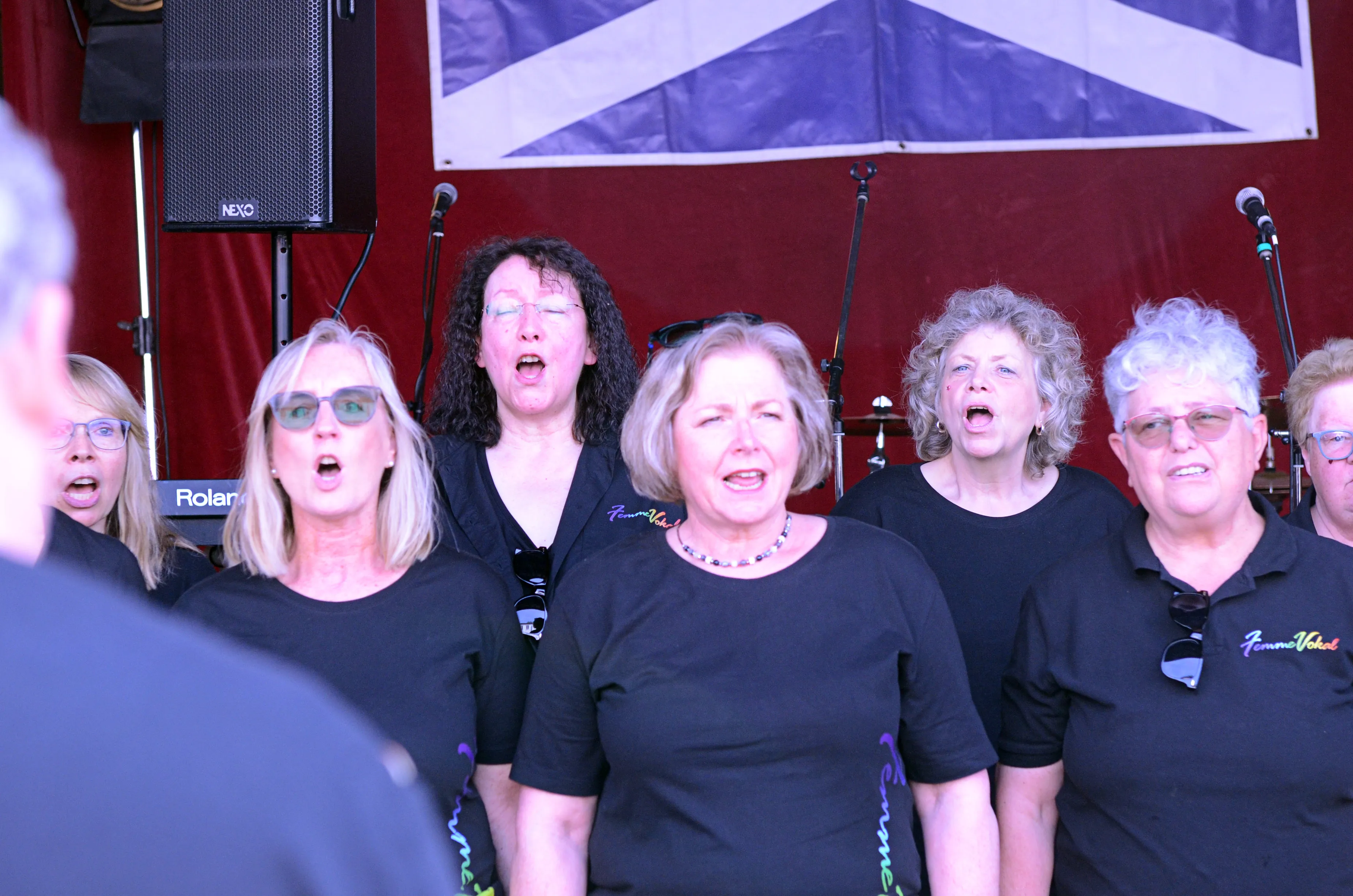 Chor „Femme Vokal“ singt auf der Bühne des I-Rock Festivals in Plettenberg. Die sechs Frauen in schwarzen T-Shirts singen mit geöffneten Mündern und voller Inbrunst.