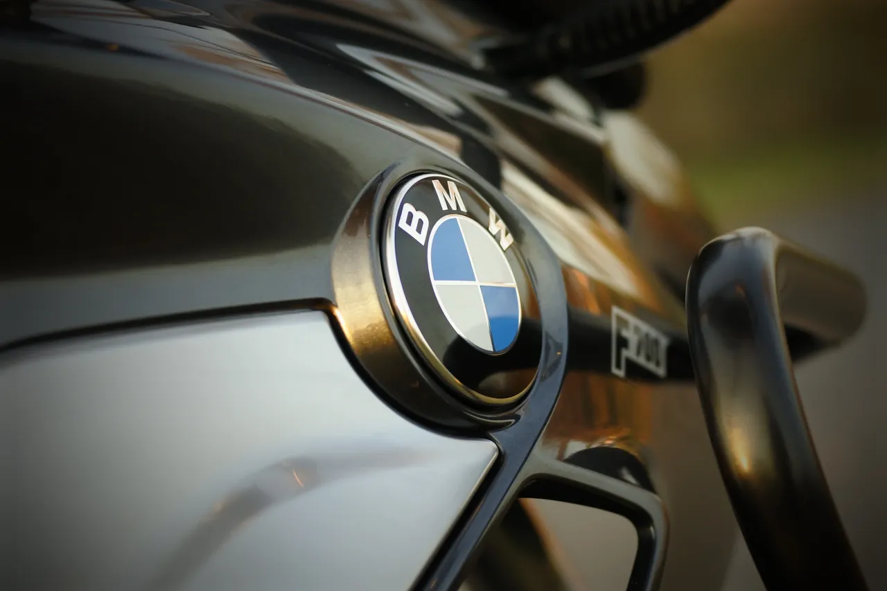BMW-Logo auf der Motorhaube eines Motorrads, das im Artikel erwähnt wird.
