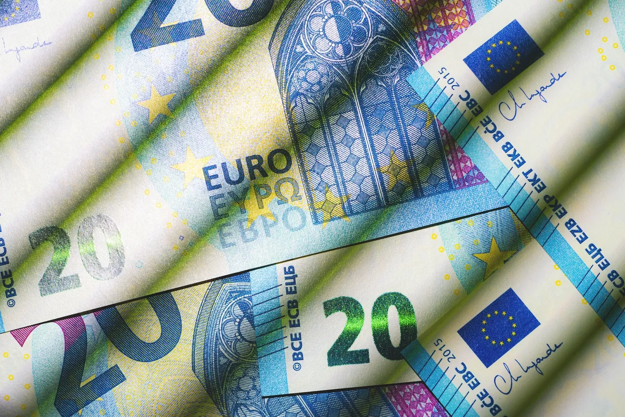 Mehrere übereinanderliegende 20-Euro-Banknoten mit blauem Muster und dem Europa-Motiv.