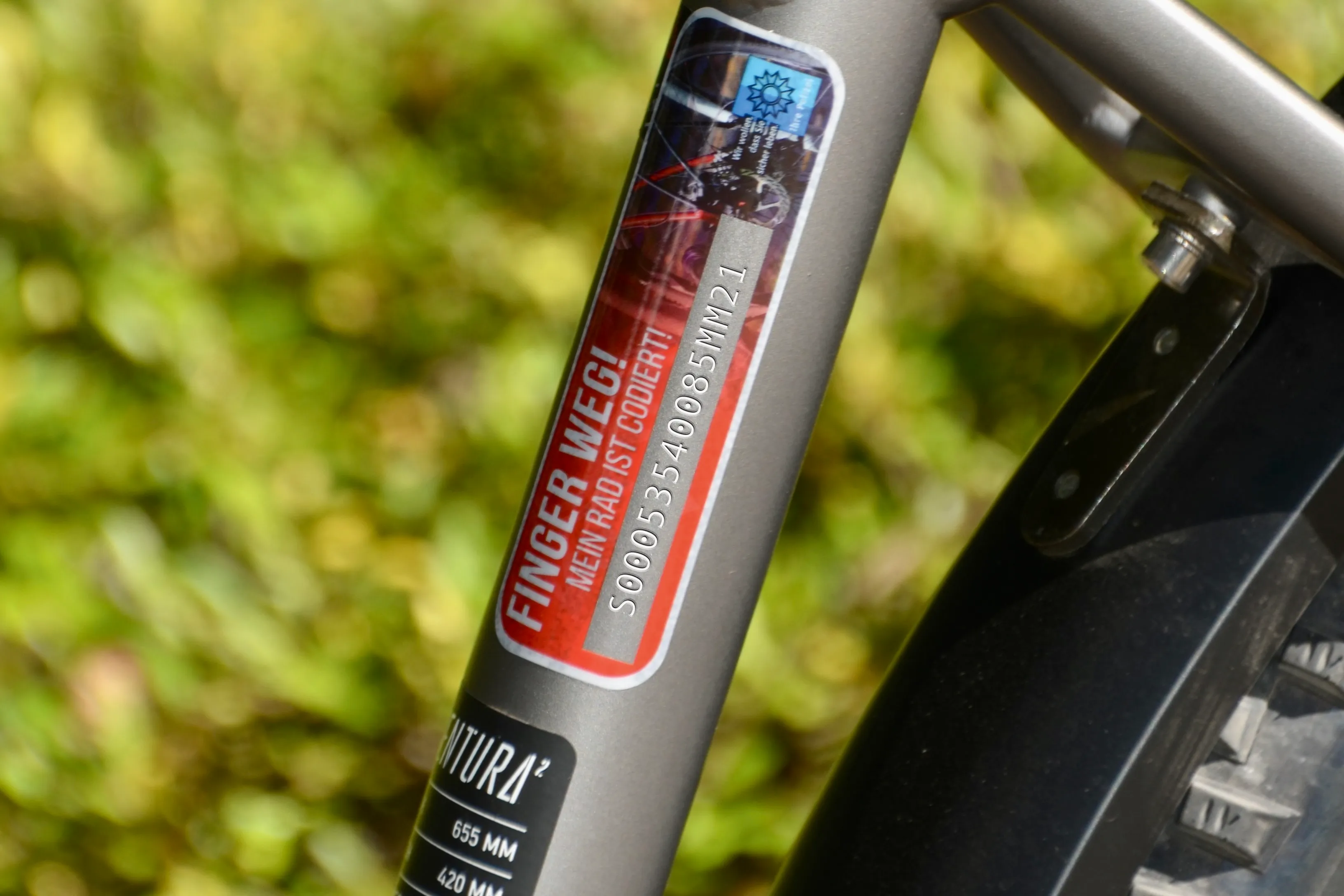 Aufkleber am Fahrradrahmen mit Warnhinweis „Finger weg! Mein Rad ist codiert!“ und einer Seriennummer.