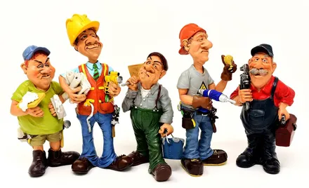 Fünf stilisierte Figuren verschiedener Handwerksberufe stehen nebeneinander: ein Maler, ein Bauarbeiter, ein Klempner, ein Elektriker und ein Mechaniker.