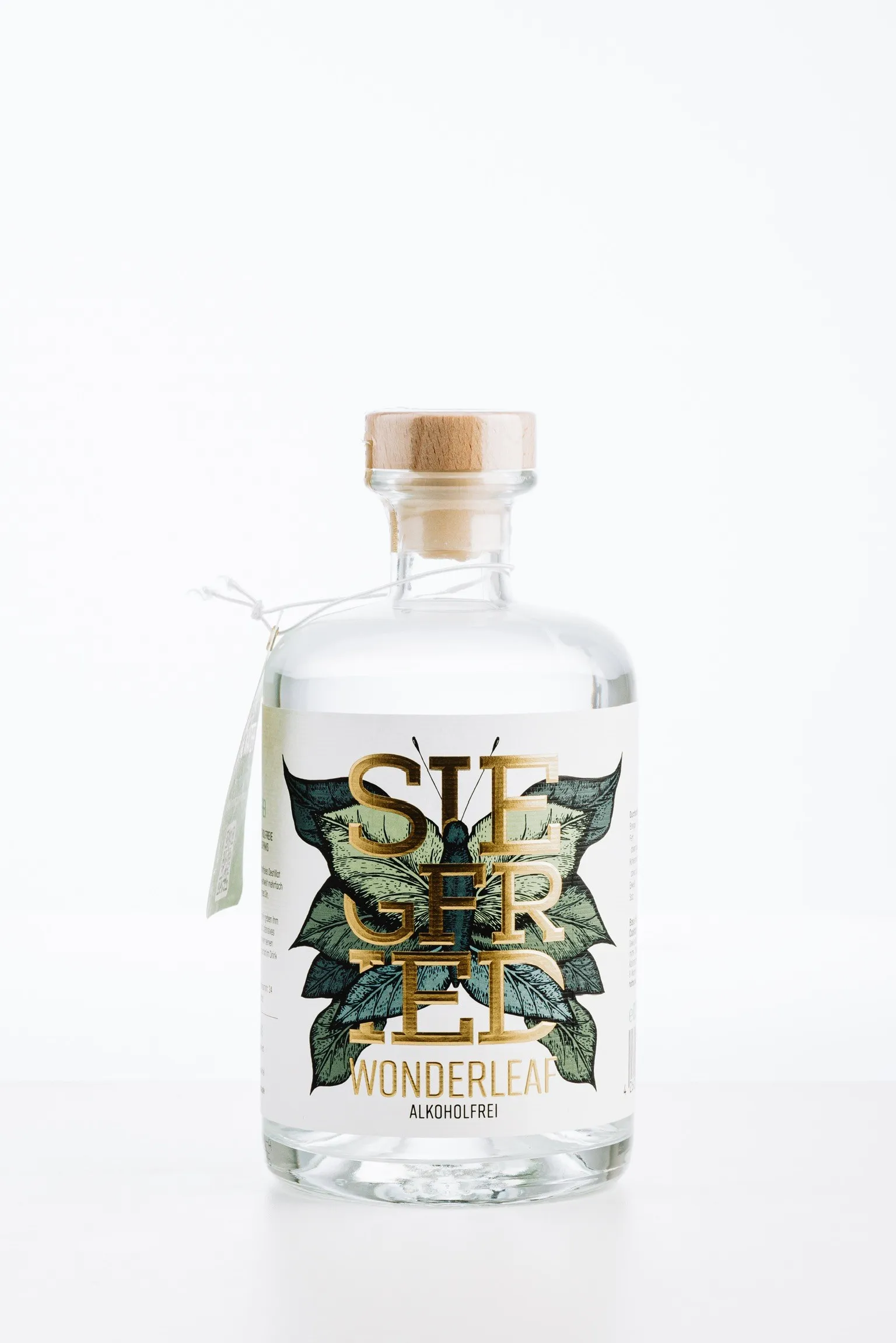 Flasche alkoholfreier Spirituose „SieGer“ mit floralem Design und Korkverschluss, mit Etikett versehen.
