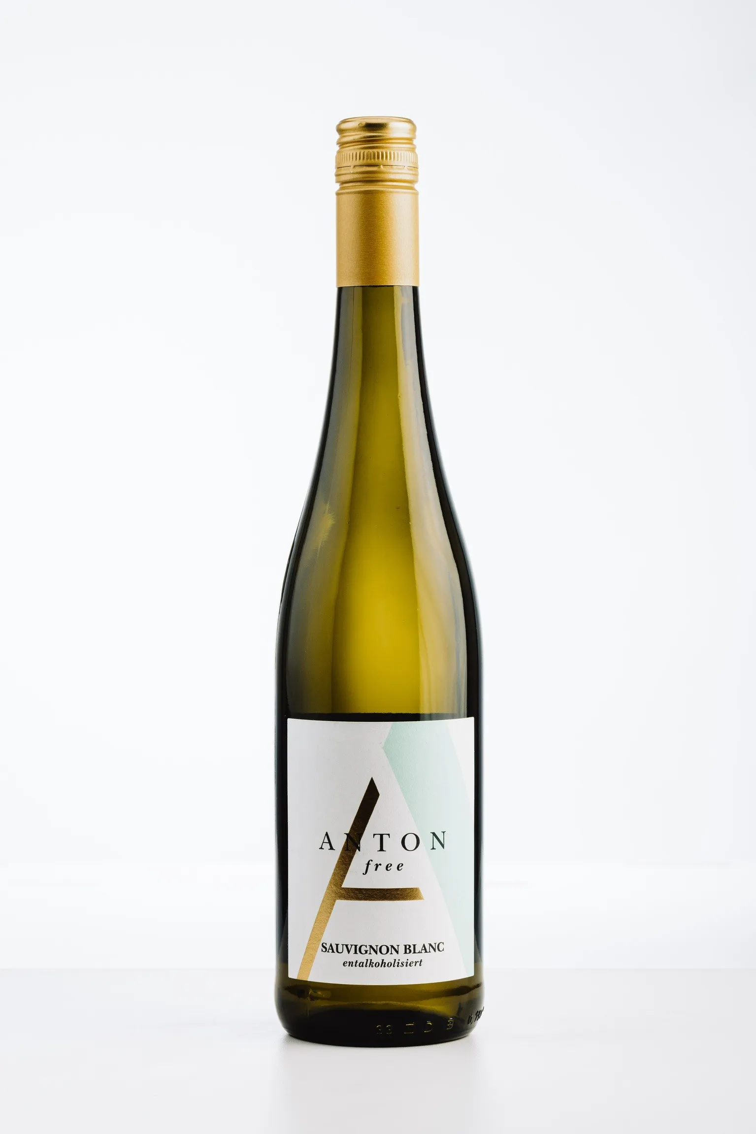 Eine Flasche alkoholfreien Sauvignon Blancs des Herstellers Anton free mit goldenem Schraubverschluss und weißem Etikett.